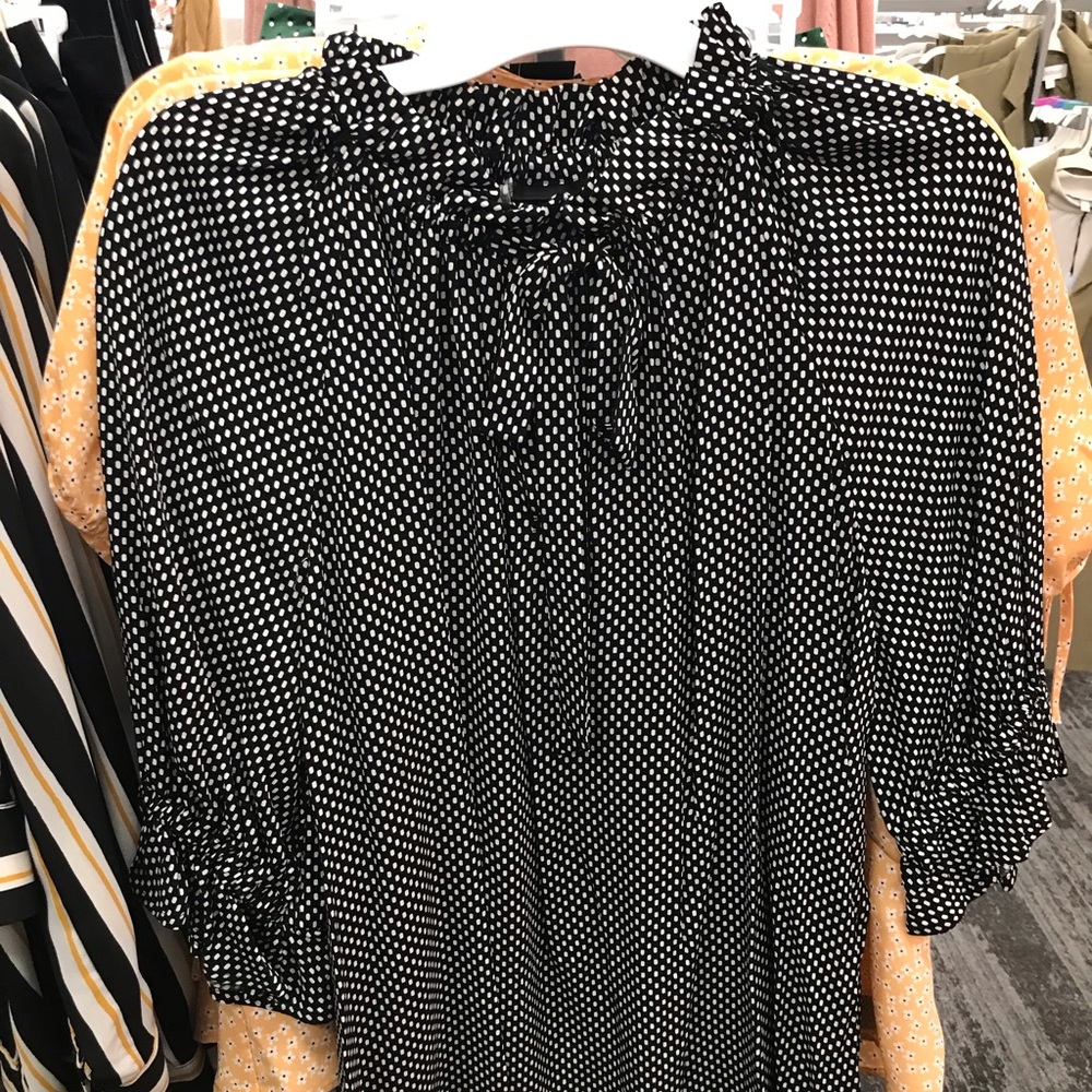 Beautiful blouse for work or a night out!